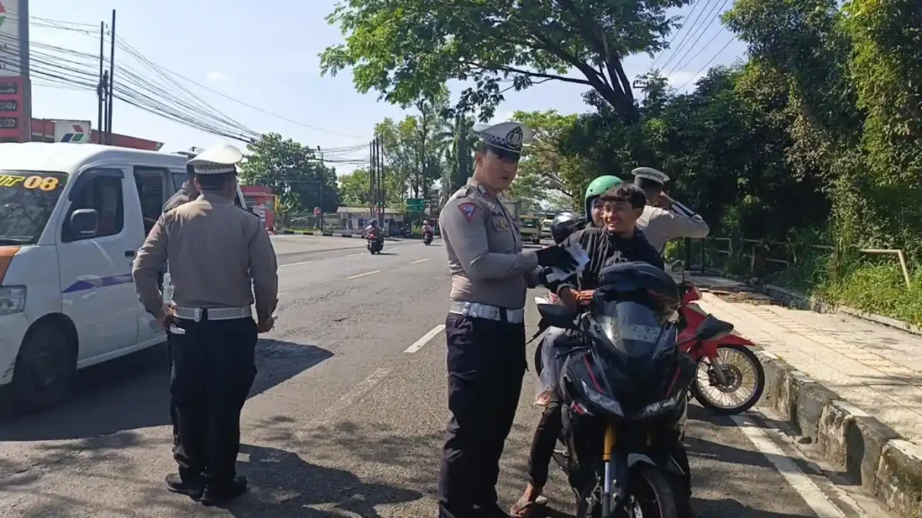 operasi-patuh-lodaya-2025-di-depan-Pom-Bensin-Imbanagara-Ciamis